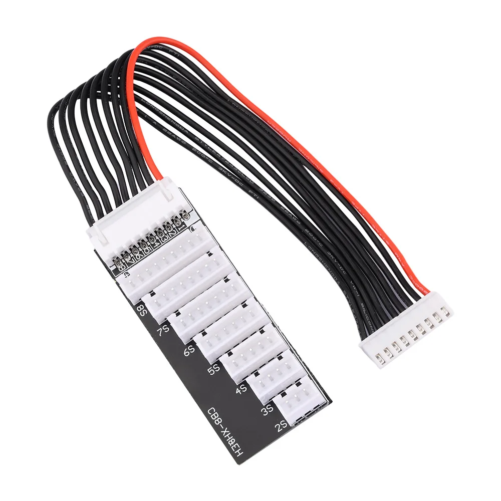 Chargeur multiport USB intelligent pour batteries LiPo/Li-ion 2S à 8S en main, montrant sa taille compacte et son écran rétroéclairé.