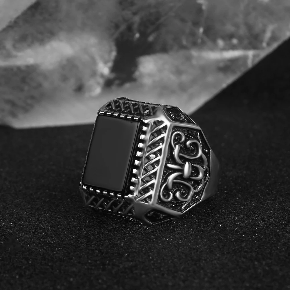 

Кольцо из серебра с ониксом