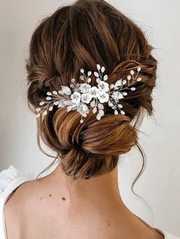 Pettine per capelli da sposa con perle, fiori in argilla morbida, foglie e coroncina floreale per celebrazioni nuziali
