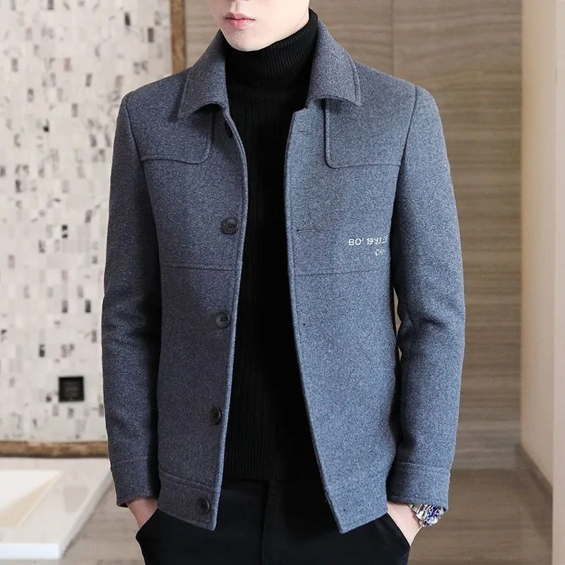 

2023 New Men Autumn Winter Woolen Short Thicken Warm Overcoat Self-cultivation Trend Coat Relaxation Jacket Embroidered Outwear