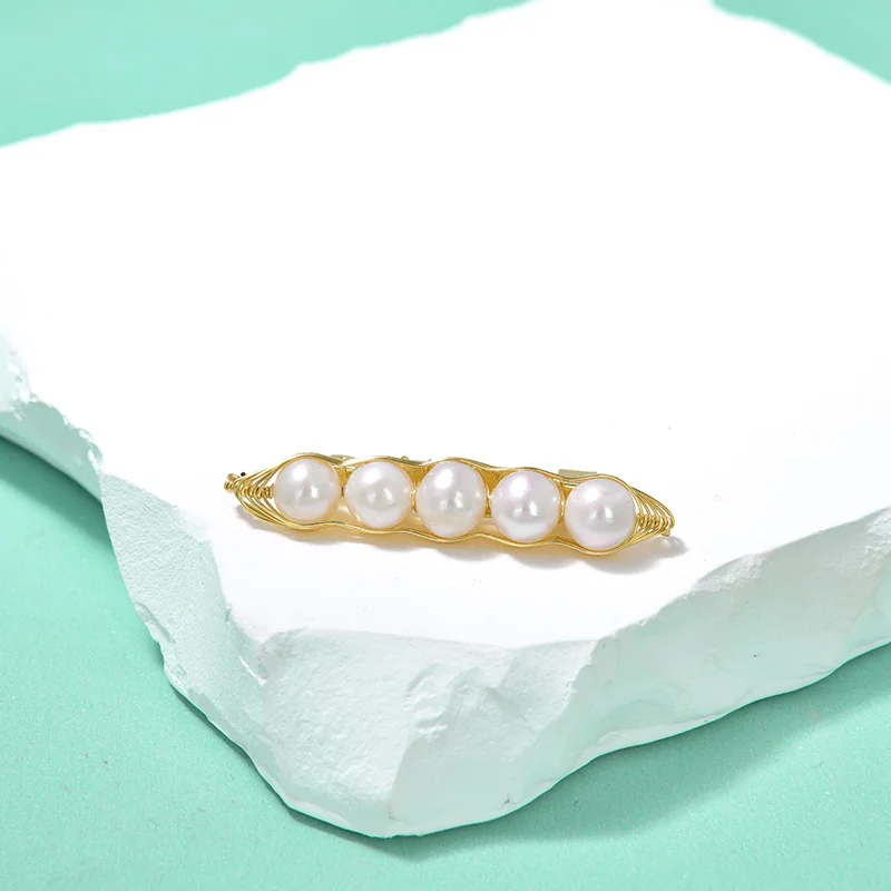 

Pod pearl brooch designer hand inlaid light luxury exquisite fashion niche personality