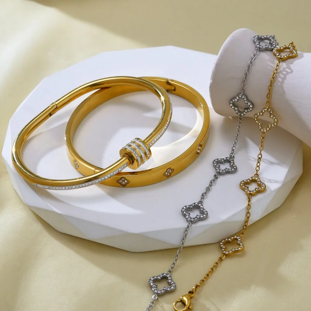 طقم أساور فاخر بتصميم ناعم ومزين بفصوص لامعة