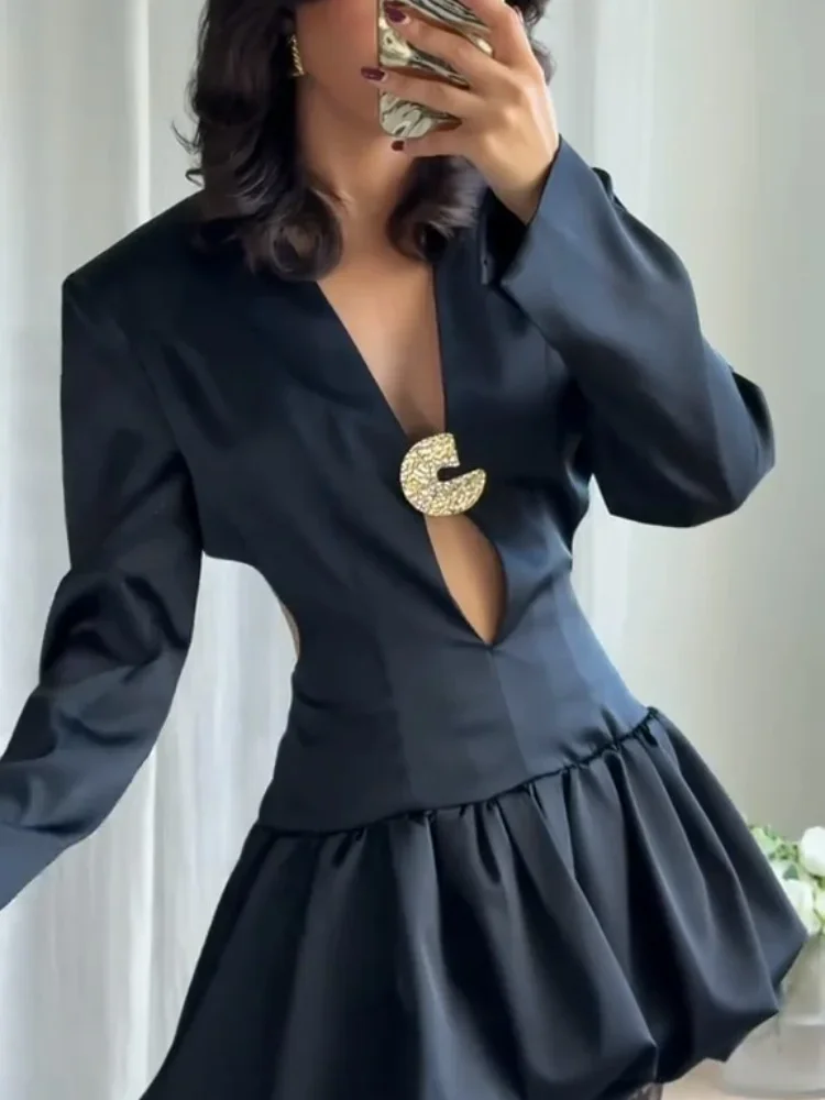 Schwarzes strukturiertes Minikleid für Damen mit tiefem V-Ausschnitt, Ausschnitt hinten, Statement-Akzent mit goldener Schnalle und gekräuselten Saum – Detail 5