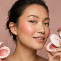 Rare Beauty Soft Pinch Luminous Powder Blush : Couleur aérienne, sans démarcation, soyeuse, facile à estomper, à poser et à diffuser pour un effet plus doux 5