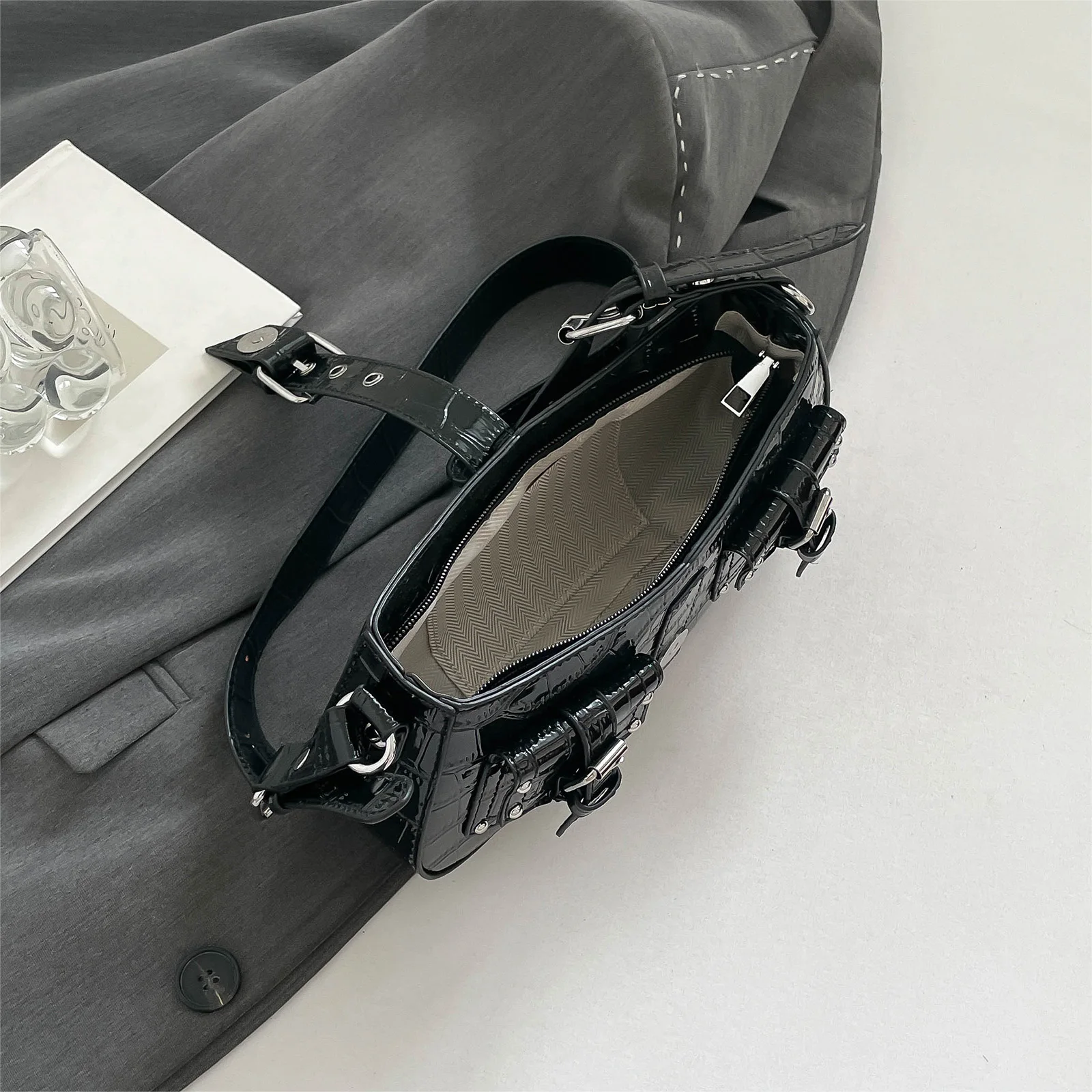 Women PU Leather Stylish Rivet Sling Bag Metal Stud Crossbody Bag Motorbike Punk Shoulder Bag Outdoor Travle Date Work Handbag