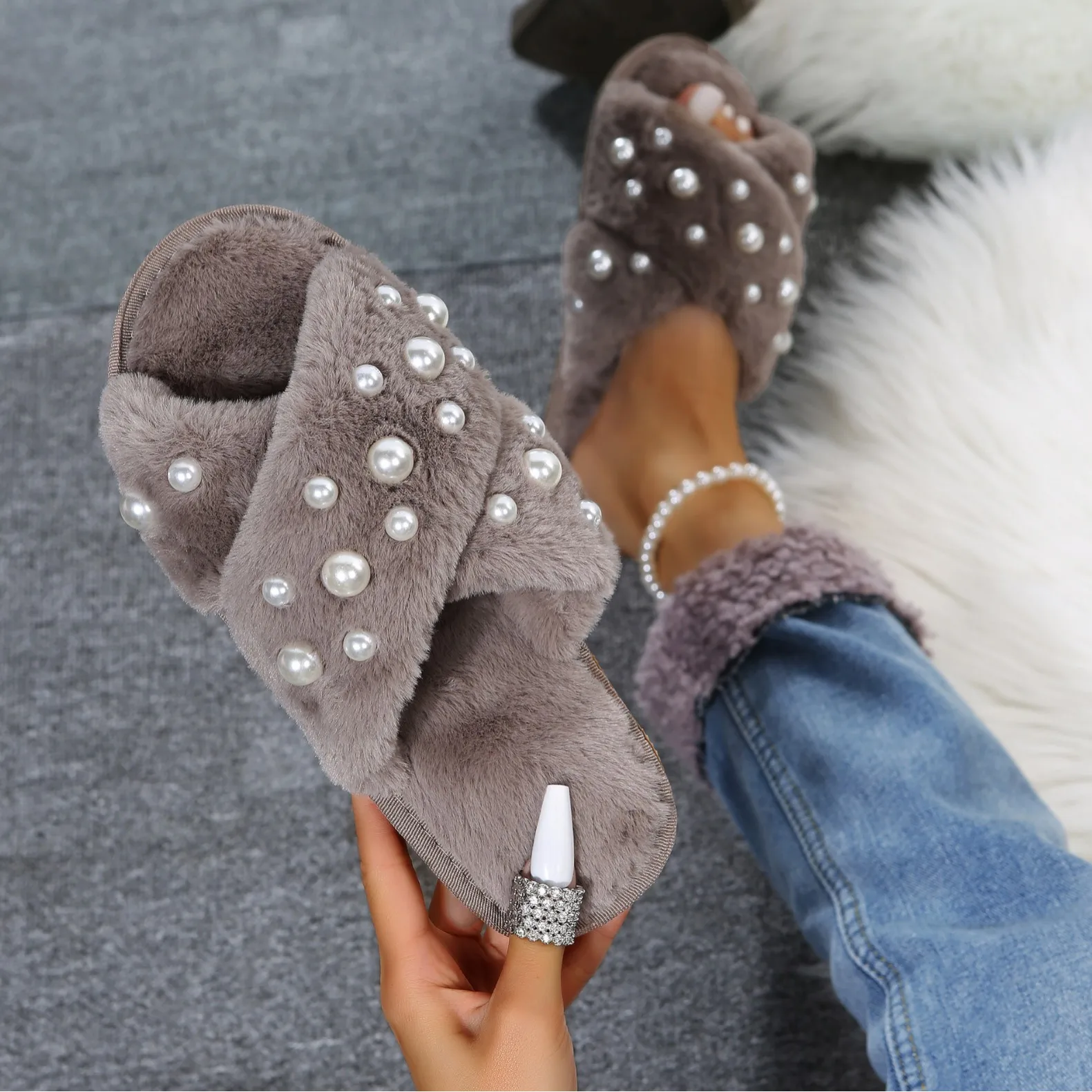 2025 New Autumn Winter Woolen Slippers for Women Flat-bottomed Home Slippers Pearl Decoration Crossed Woolen Slippers for Women