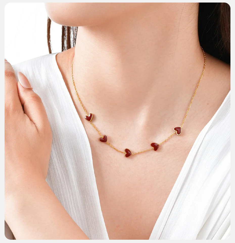 Vnox Rote Emaille-Liebes-Halskette für Frauen, niedliche fünf kleine Herz-Edelstahl-Kettenhalsketten, leichter Luxus, vergoldeter Schmuck – Detail 3