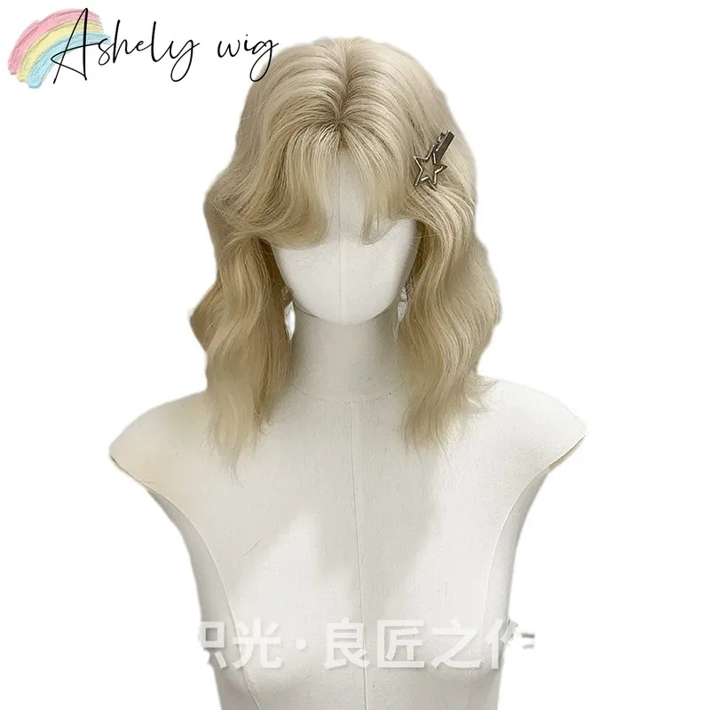 Ashely Blonde Wig 14inch Short Curly Wig with Bangs Cute Nature High Temperature Fibers Synthetic Wigs for Cosplay Daily Peluca