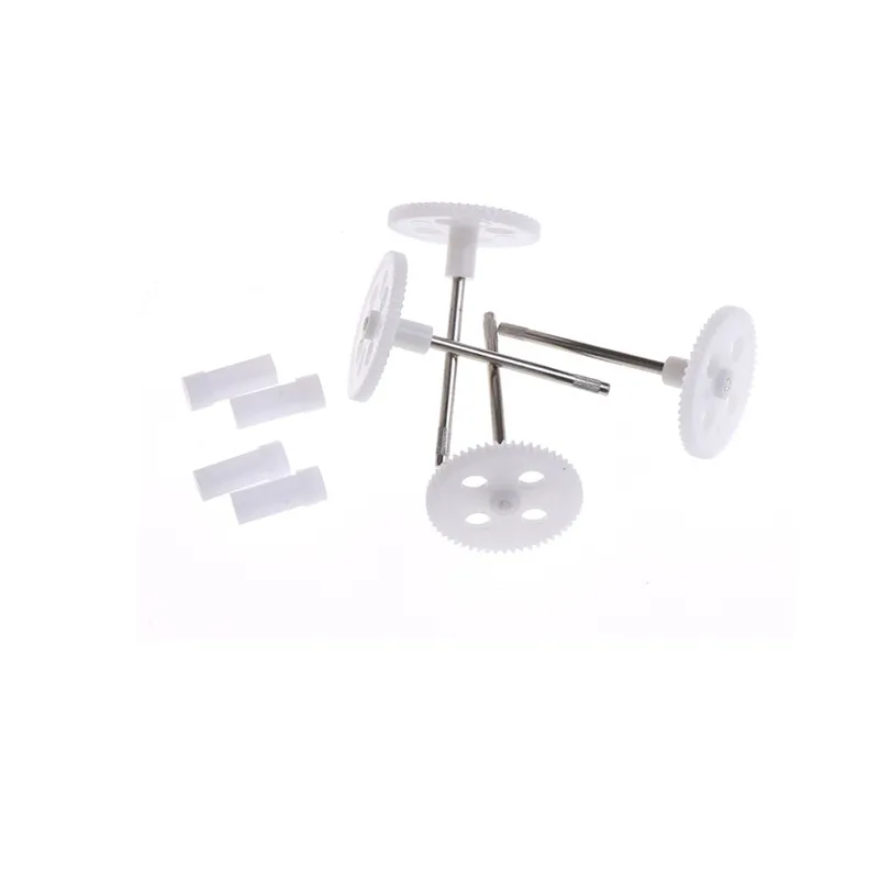 Accessoires variés pour drone : vis, supports et hélices de rechange.