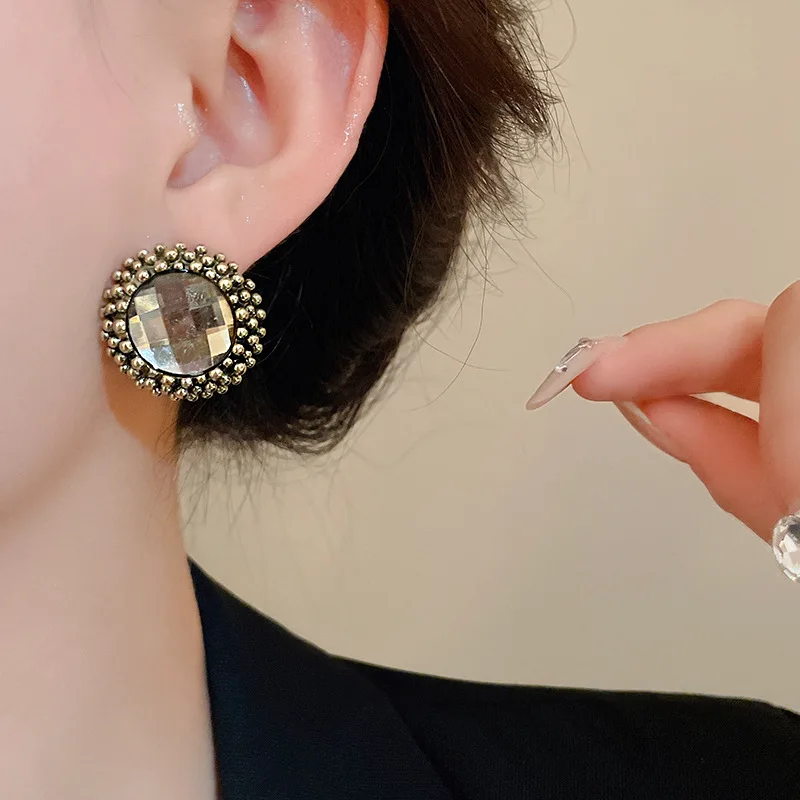 Earring Vintage Bronze Rhinestone Stud Simple Fashion Round Flower Earrings Women Wedding Jewelry Personality Gifts