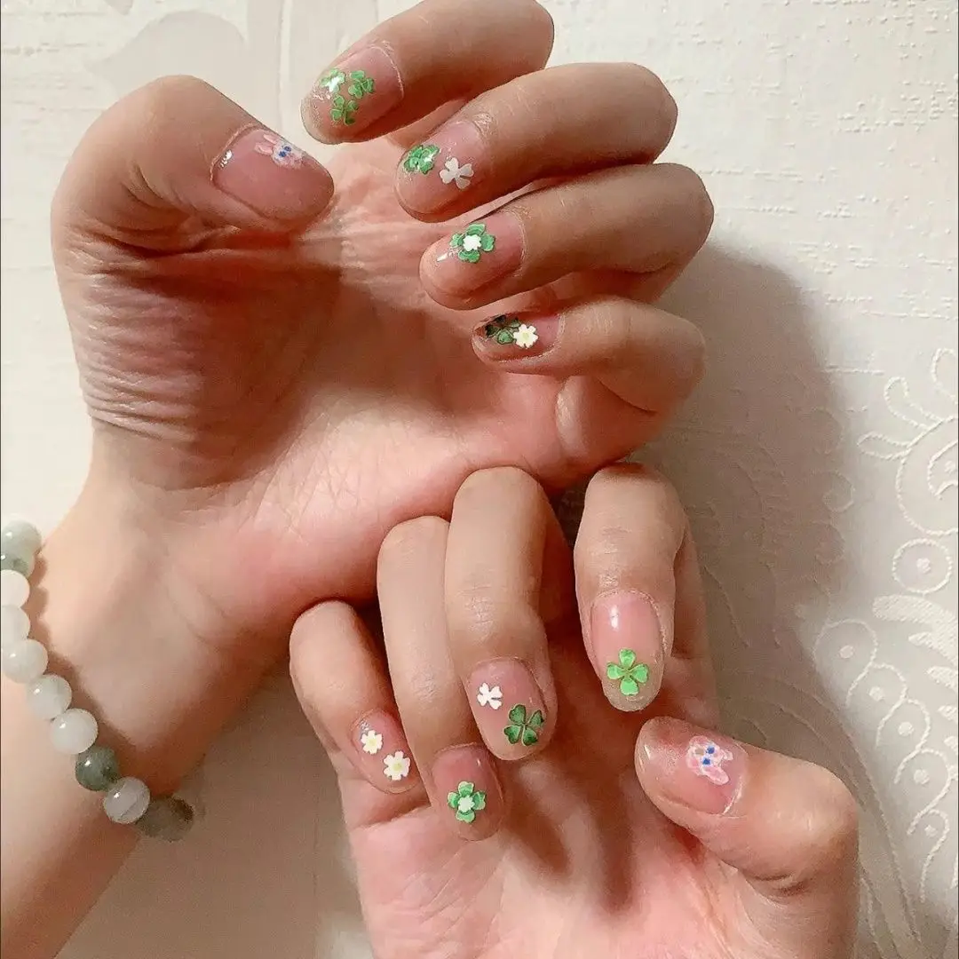 1장의 자체 접착식 네잎 클로버 네일 아트 스티커, 우아한 꽃무늬 매니큐어 장식, 독특한 선물 아이디어