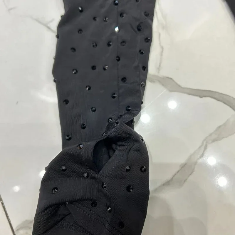 Рисунок 4 - 2024 Черный со стразами на молнии