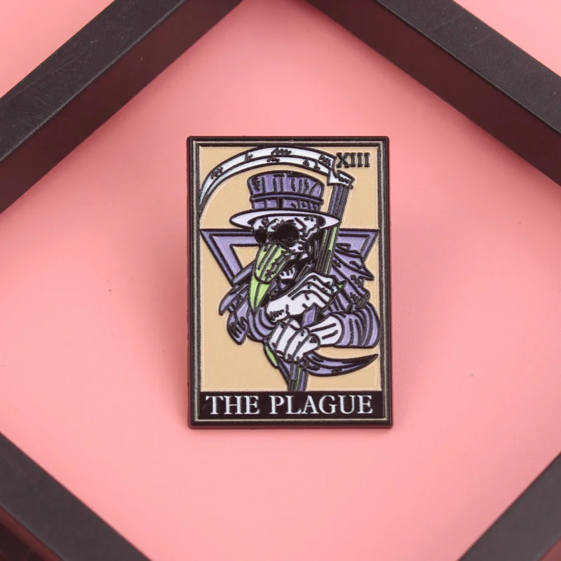 Morbus Ultima Pin – Pestdoktor-Obsidian-Sense durchbohrtes violettes Dreieck [Pandemischer Gothic-Schmuck]