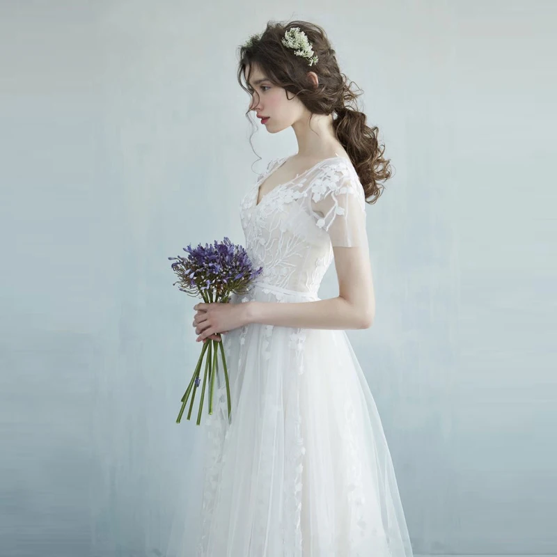 Рисунок 2 - Платье свадебное с глубоким V-образным вырезом