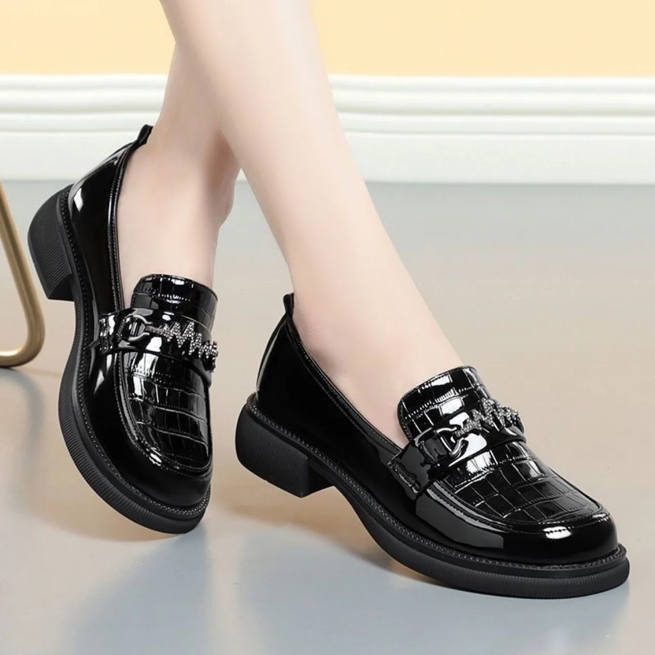 Soft leather single shoe women's 2024 new soft sole comfortable patent leather English style loafers work small leather shoes 2