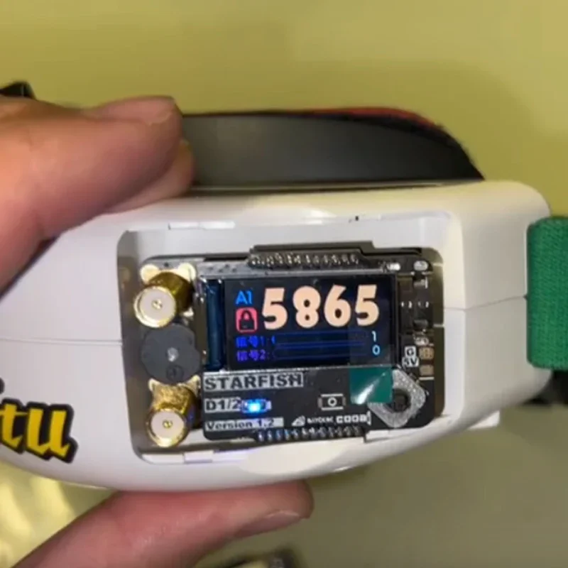 Gros plan sur le module récepteur FPV STARFISH D1 double antenne 5.8G avec les antennes vissées, prêt pour une utilisation FPV.