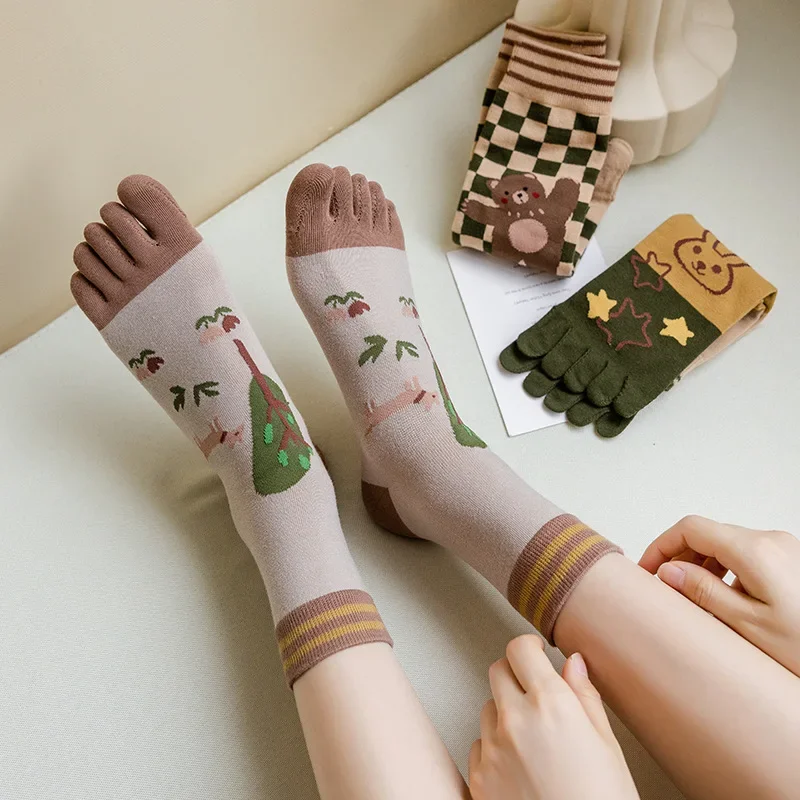 New five-finger ladies breathable sweat-absorbing mid-tube split-toed socks cute cartoon student girl socks