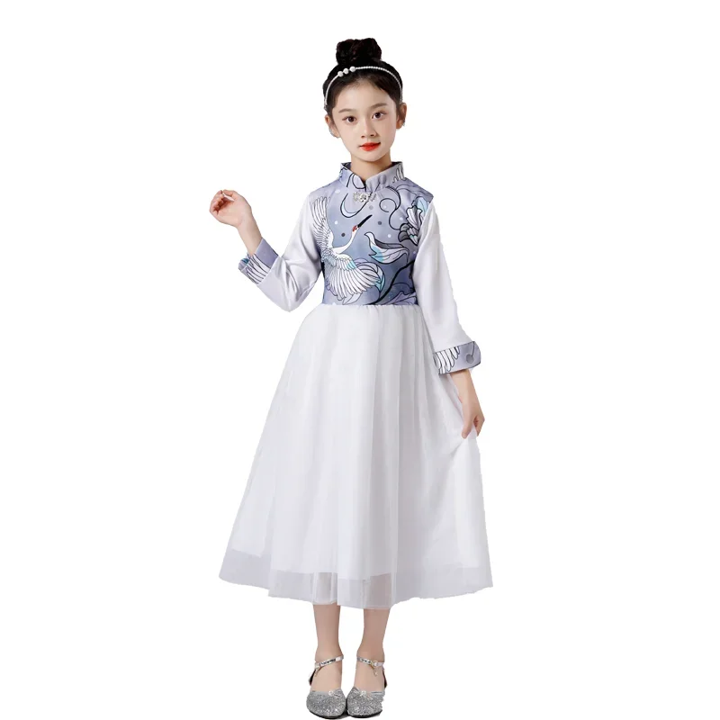 Meninas em vestido branco para alunos do ensino primário e secundário, recitação de poesia, coro, estilo chinês