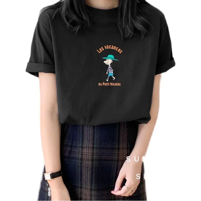 여름 패션에 활기와 편안함을 더하는 뚱뚱한 소녀 블루 티셔츠