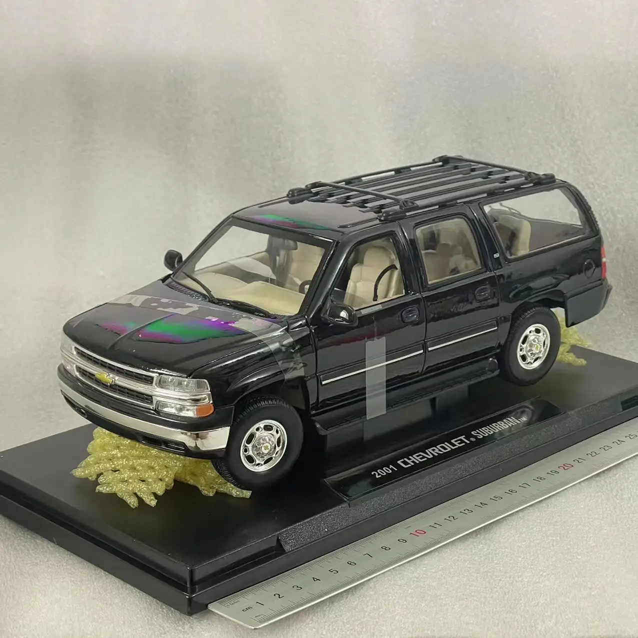 WELLY Chevrolet Suburban 1:18 металлическая модель 2001 года