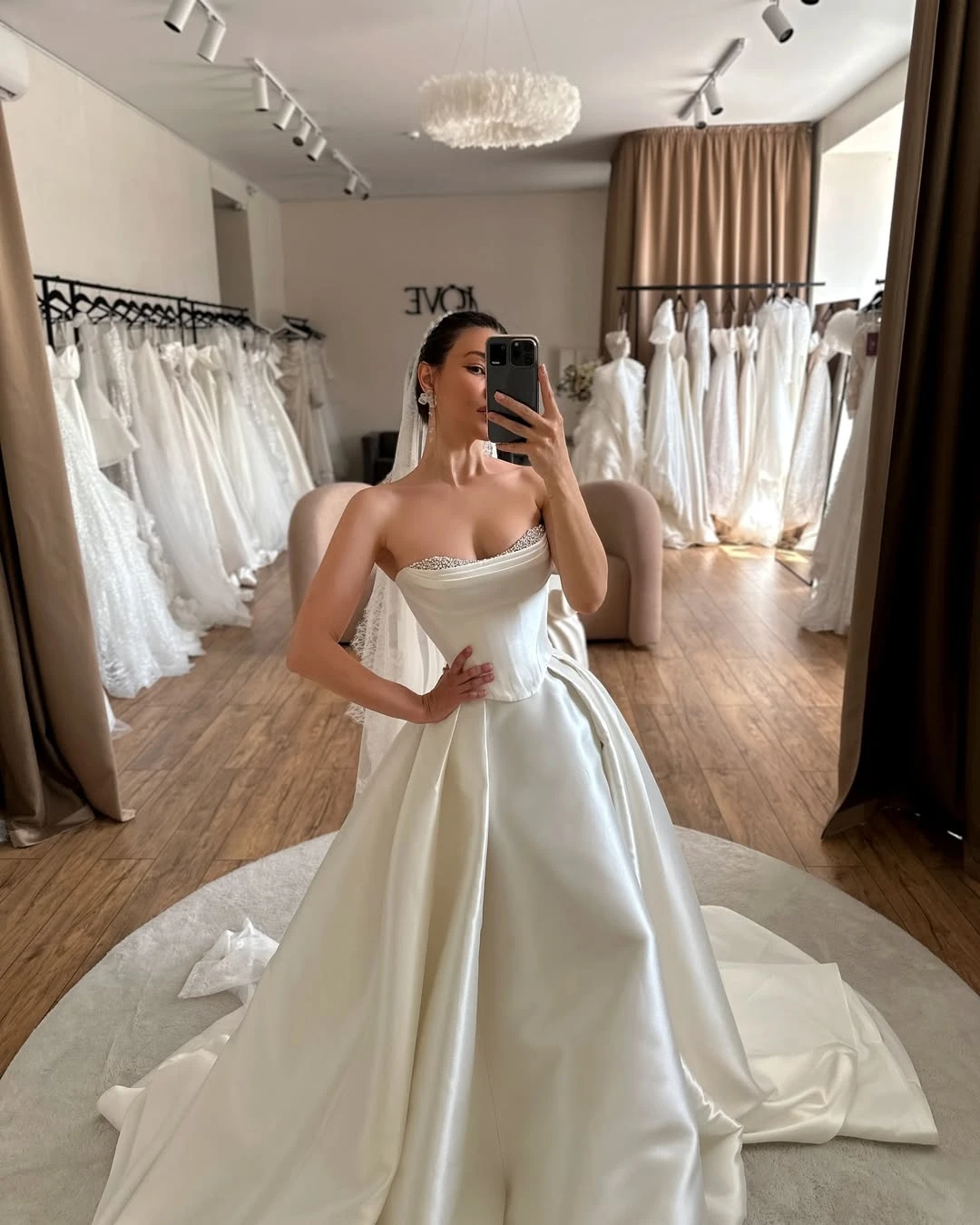 LORIE Elfenbeinfarbenes A-Linien-Brautkleid, trägerlos, seitlich geteilt, Braut-Abschlussballkleid, ärmellos, bodenlang, mit Falten, maßgeschneidert – Detail 4