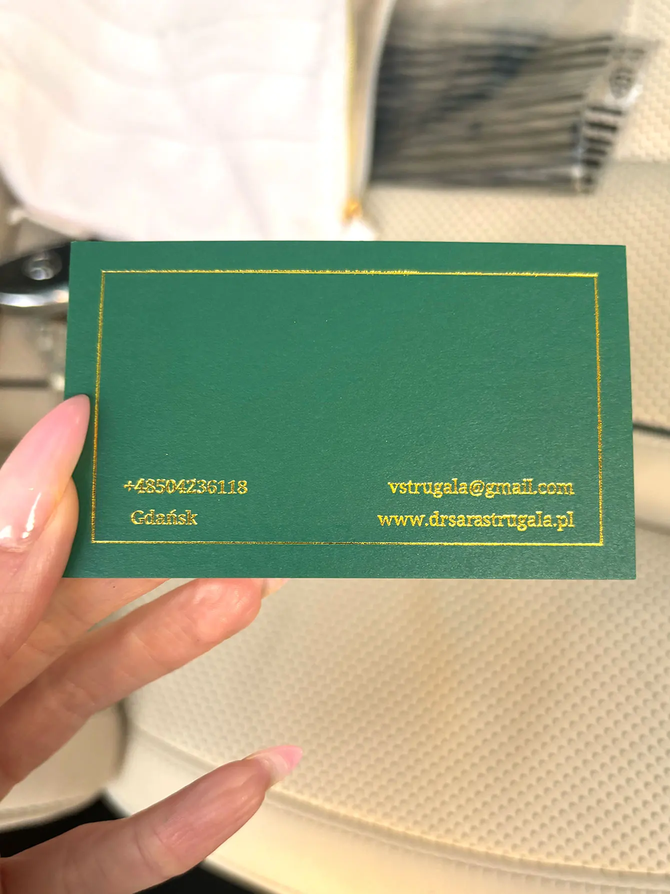 200개 9x5.4cm 녹색 종이 명함 600gsm 두꺼운 방문 카드 금박 핫 스탬핑 처리됨