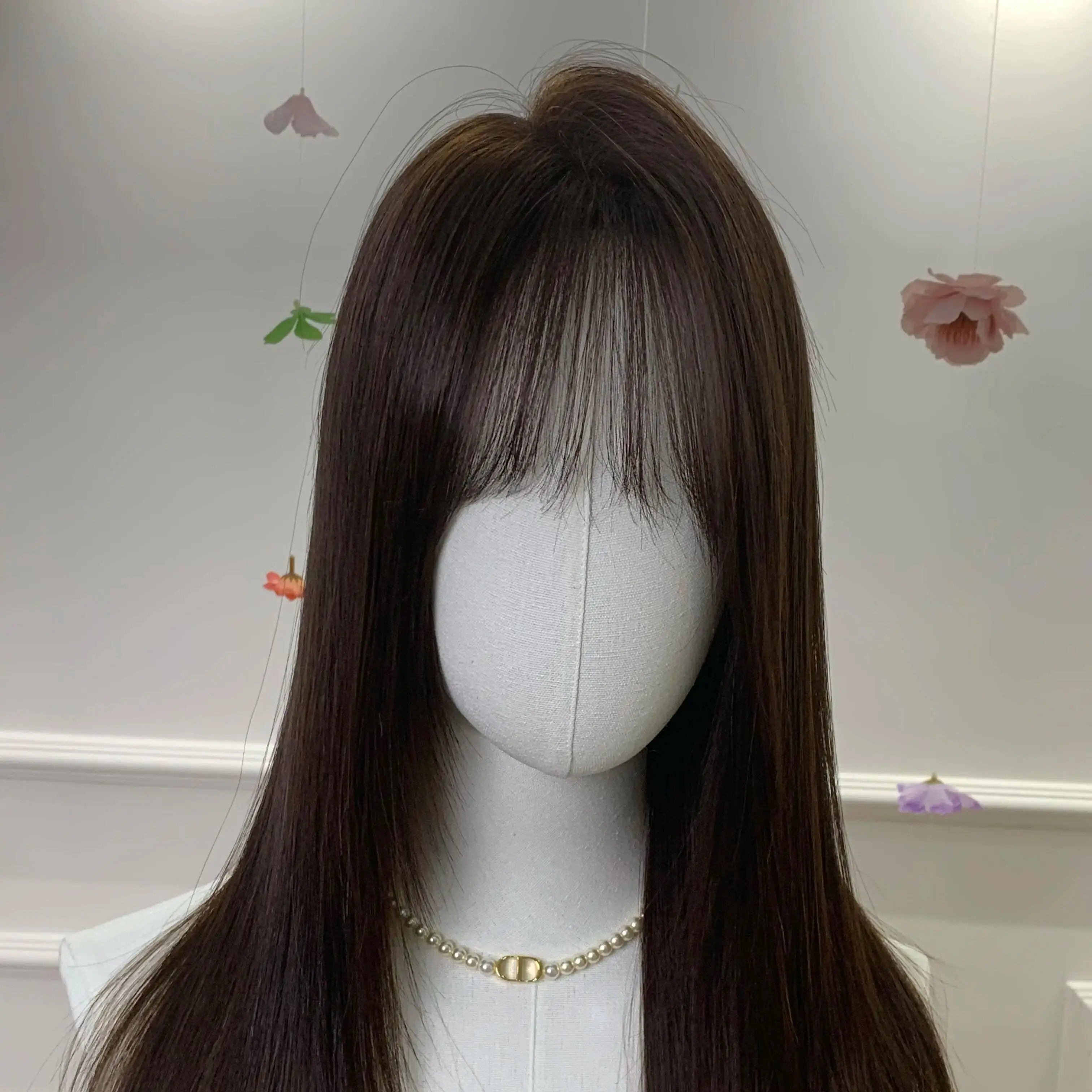 20인치 5*5 실크 베이스 인모 가발, 에어뱅과 베이비 헤어가 있는 프리 플러킹된 스트레이트 브라질리언 레미 헤어 가발 (여성용)