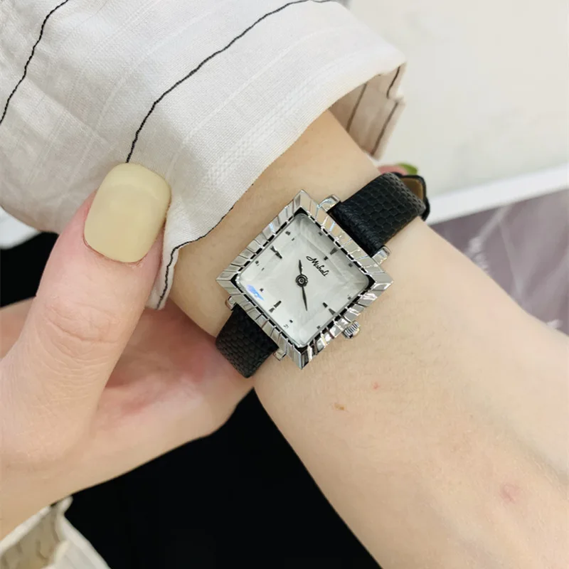 

2024 New Women's Quartz Watch Inlaid with Rhinestones Luxury Temperament Retro Elegant Square Case True Pity Gift for Lovers