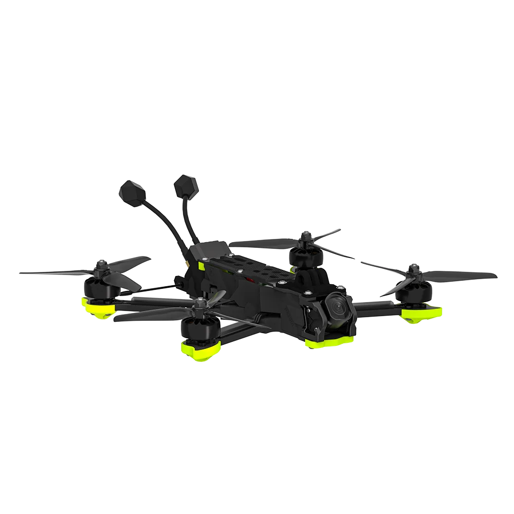 Drone FPV course 5 pouces en vol, avec flou d'hélice et ciel bleu en arrière-plan.