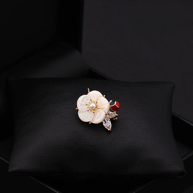 Natural Shell Flower Small Brooch Light Luxury All-Matching Clothes Neckline Fixing Pin Cute Shirt Anti-Exposure Buckle Jewelry