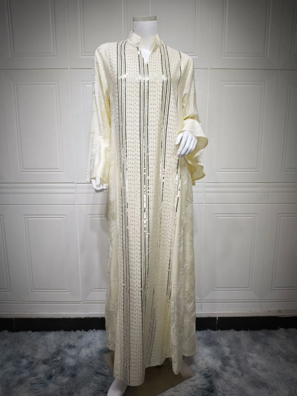 جلابية نسائية بتصميم بسيط وأنيق