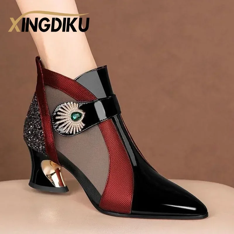 حذاء كعب أسود بتفاصيل عنابية وشفافة