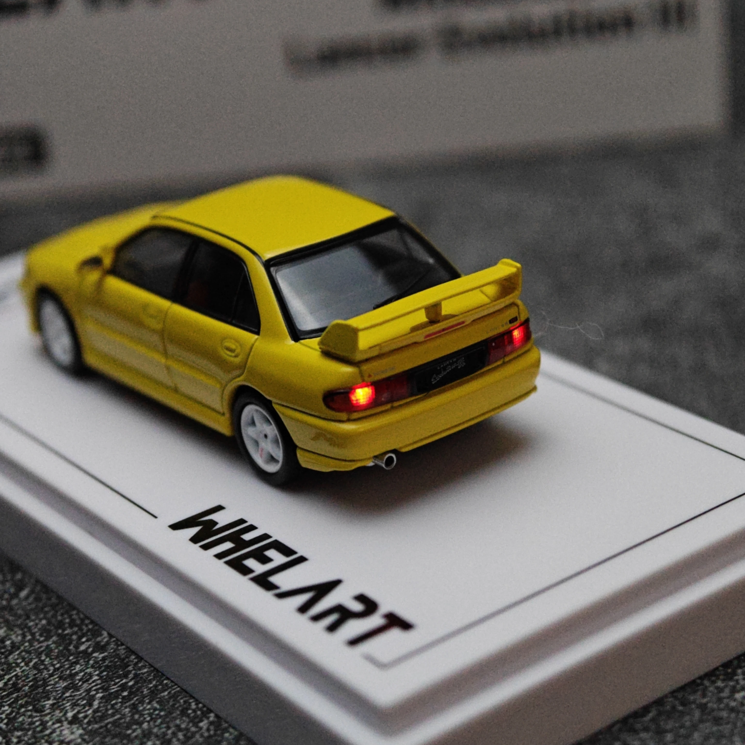 WHELART 1:64 랜서 에볼루션 III (EVO 3) - 조명 기능이 있는 노란색 자동차 모델 디스플레이 컬렉션 휴일 선물