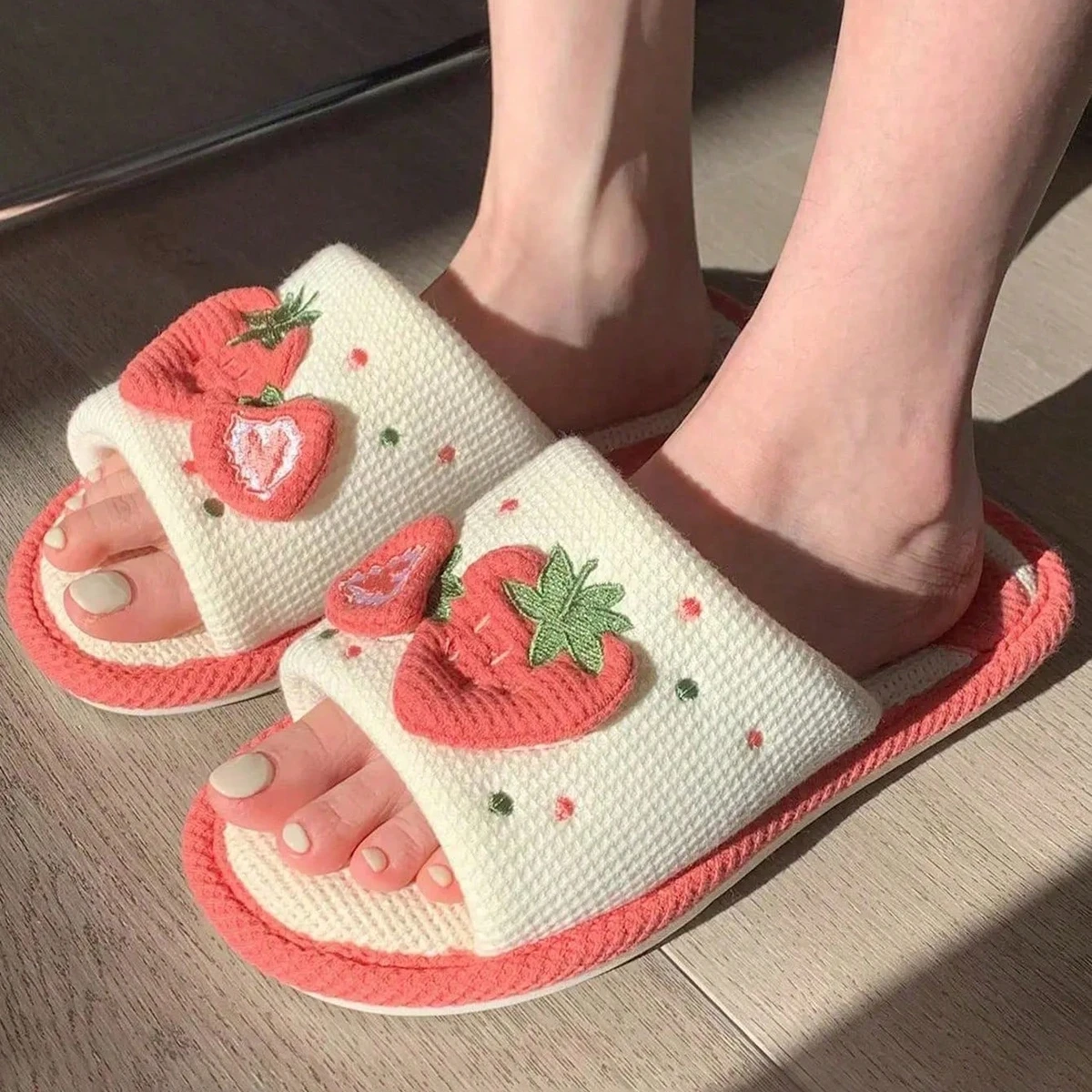 2023 New Fashion Soft Ladies Casual Cute Strawberry Pattern Design Comfortable Female Linen Home Slippers — view 3