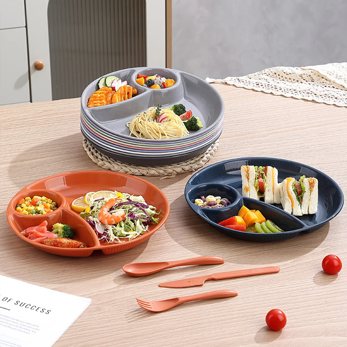 WORTHBUY Round Divided Salad Plate With Cutlery Microwave Safe Dinner Plate 3 Compartment Plastic Dinner Dish Kitchen Dinnerware