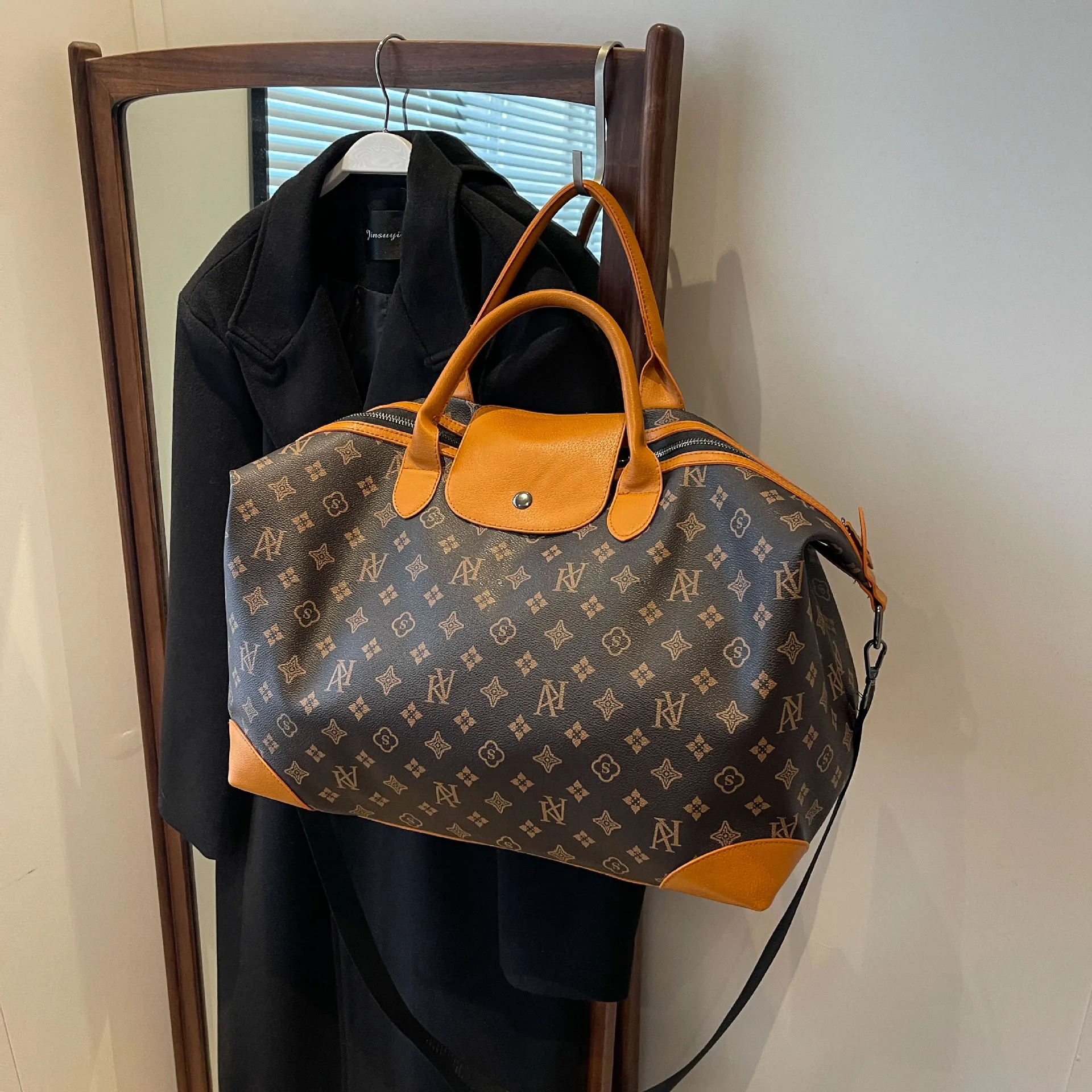 حقيبة سفر ذات سعة كبيرة، بالإضافة إلى حقيبة يوجا خ...