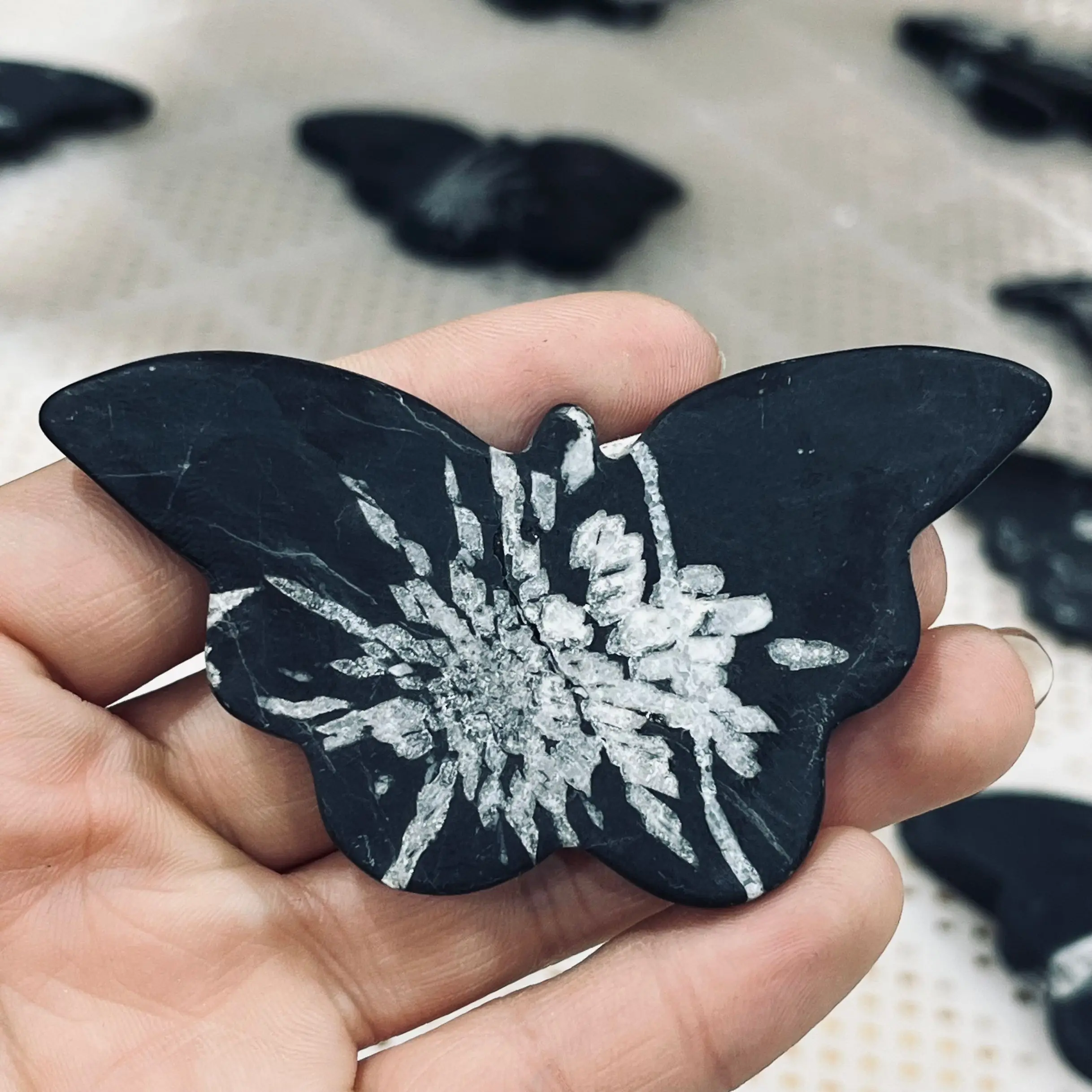1 шт. ручная резьба натуральный sub-графитовый голов воющего волка amulet исцеляющий