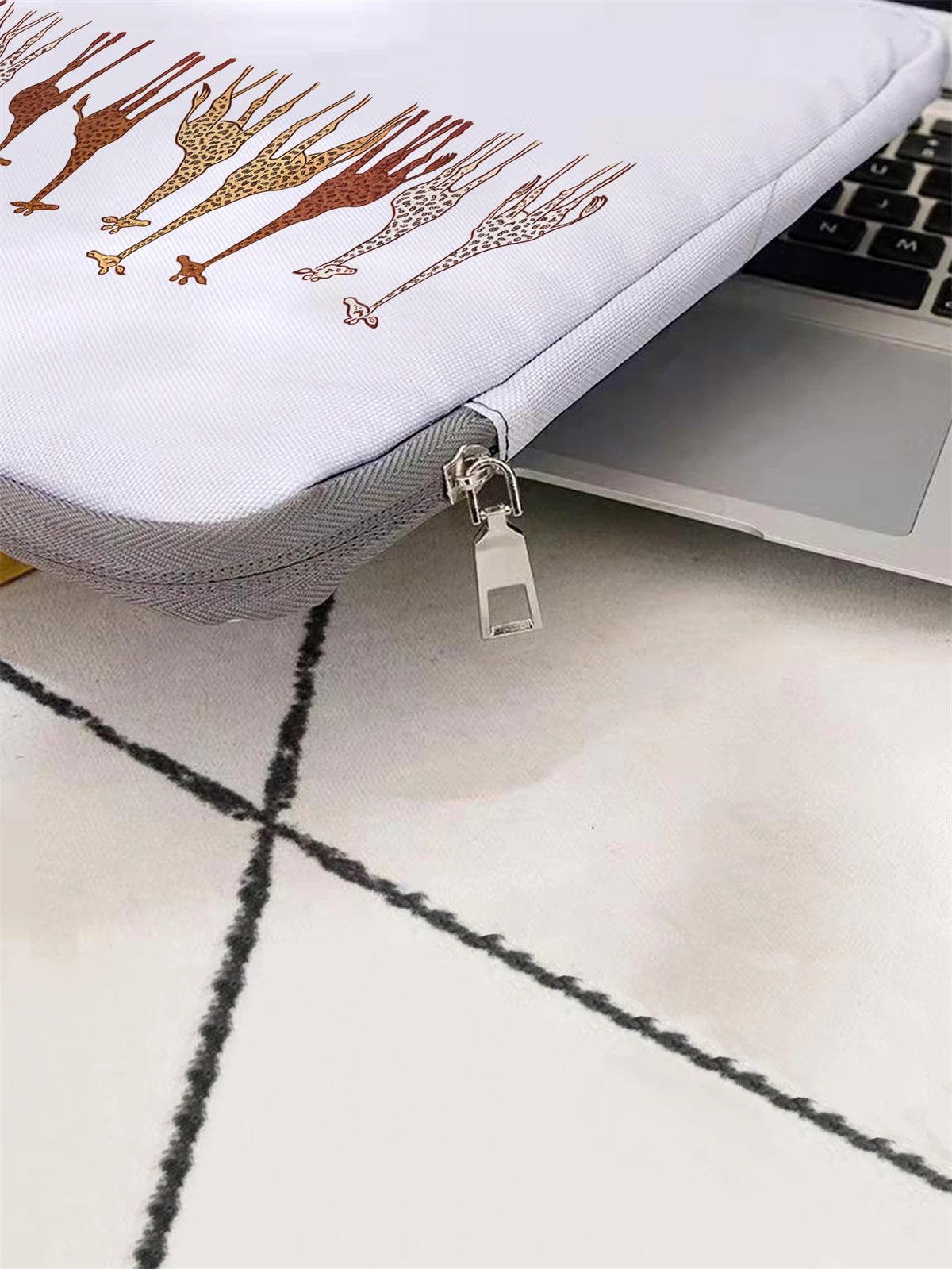 Giraffe patterned laptop bag and briefcase, suitable for 14 inch laptops