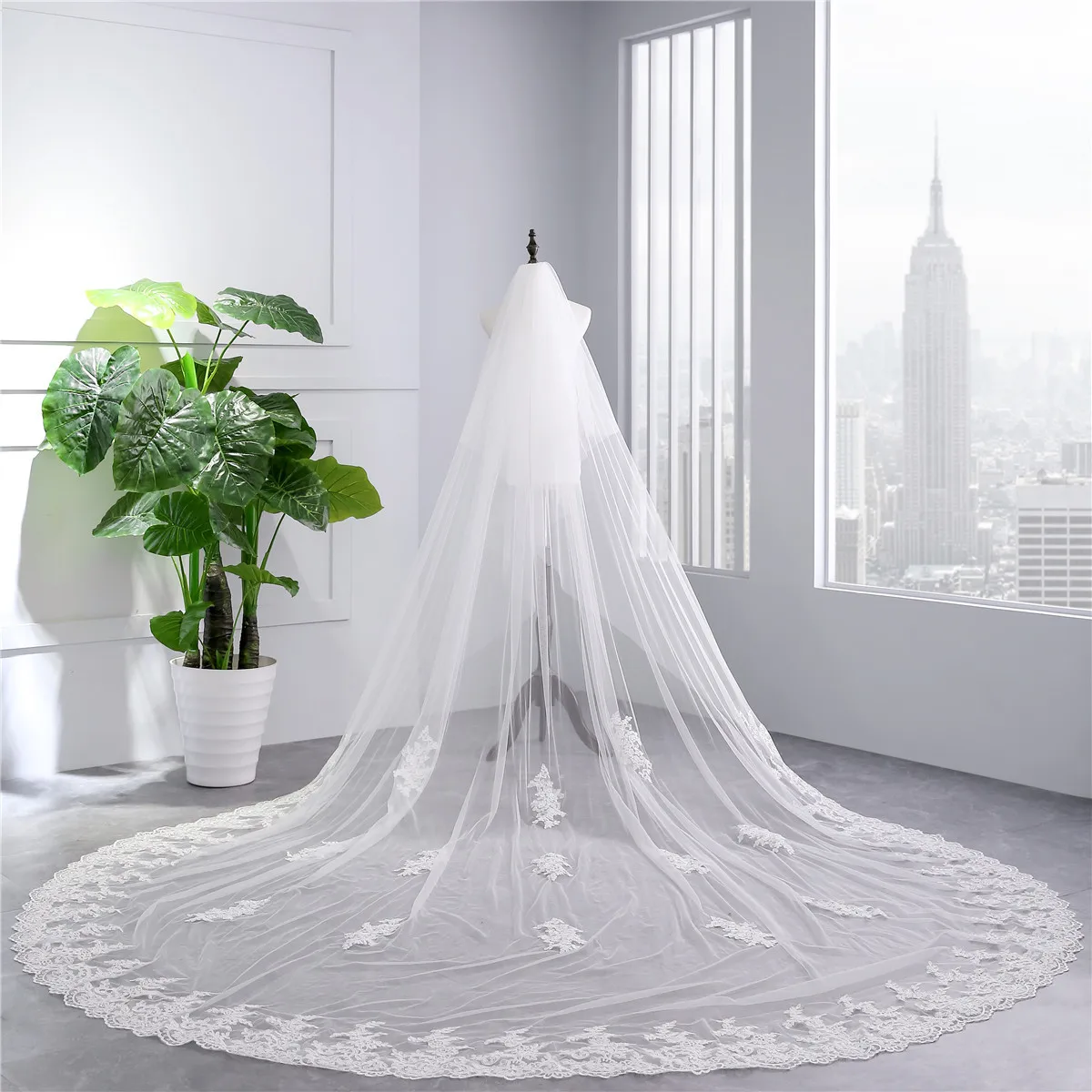 

Real Photo 3.5m One Layer Wedding Veil With Comb White Lace Edge Bridal Veils Ivory Appliqued Cathedral Wedding Veil