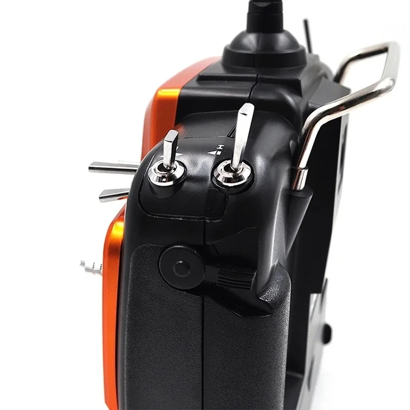 Récepteur R12DS connecté à l'émetteur Radiolink AT10II, montrant le retour de tension