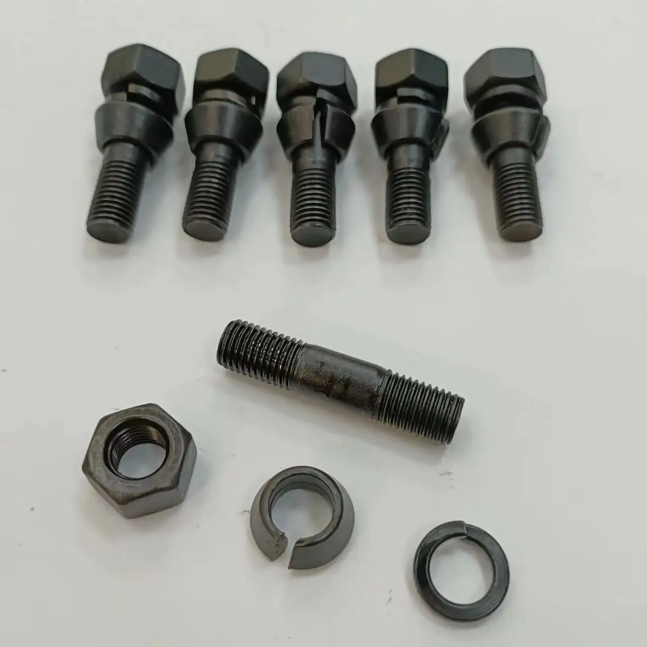6pcs of One set Front Or Rear Axle Stud Kit For Toyota Land Cruiser 75 80 Series Rear Axle Hub Bolt 90116-08325