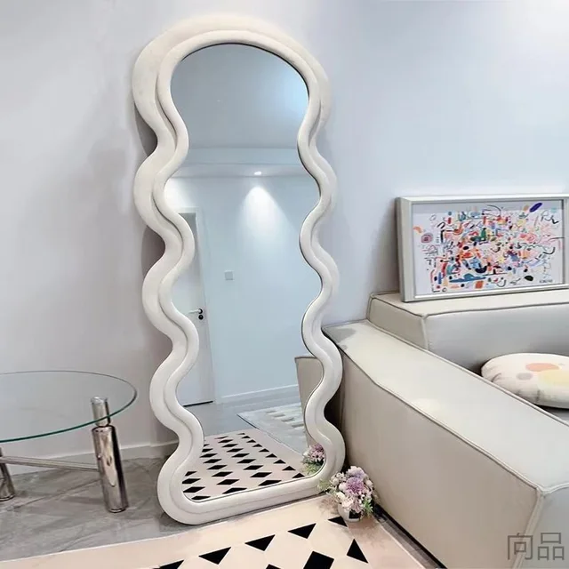 북유럽 스타일 전체 길이 거울: 현대 미니멀리스트 홈 데코에 세련된 터치