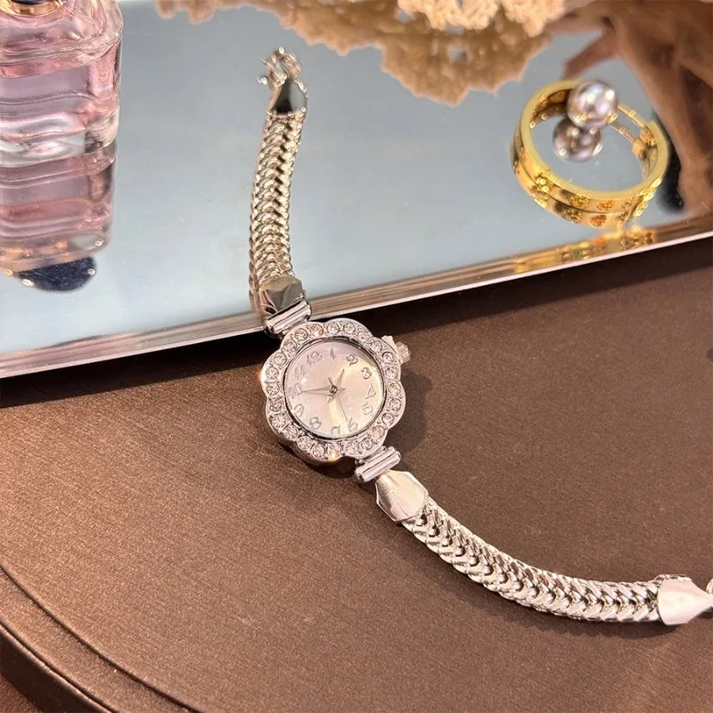 New Vintage Gold Small Flowers Dial Wristwatch Luxury Diamond Stainless Steel Ladies Bracelet Quartz Watch Gift