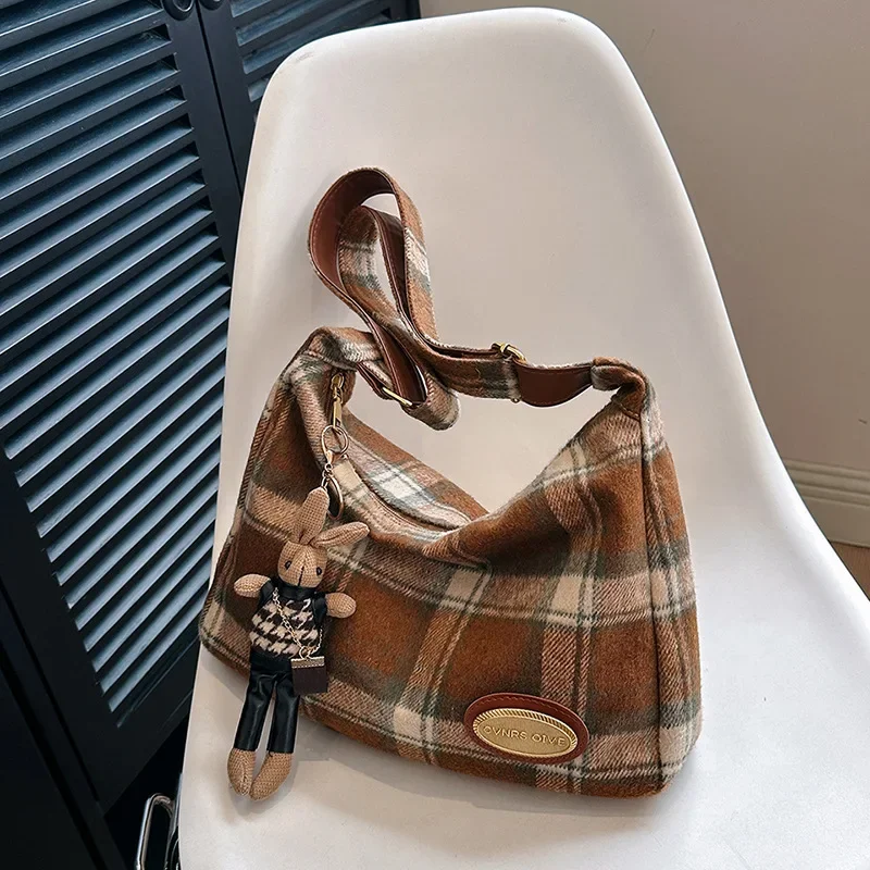 Nice Woolen Plaid Shoulder Bag for Women's 2024 New Retro Student Tote Bag Casual Large Capacity Shoulder Underarm Bag