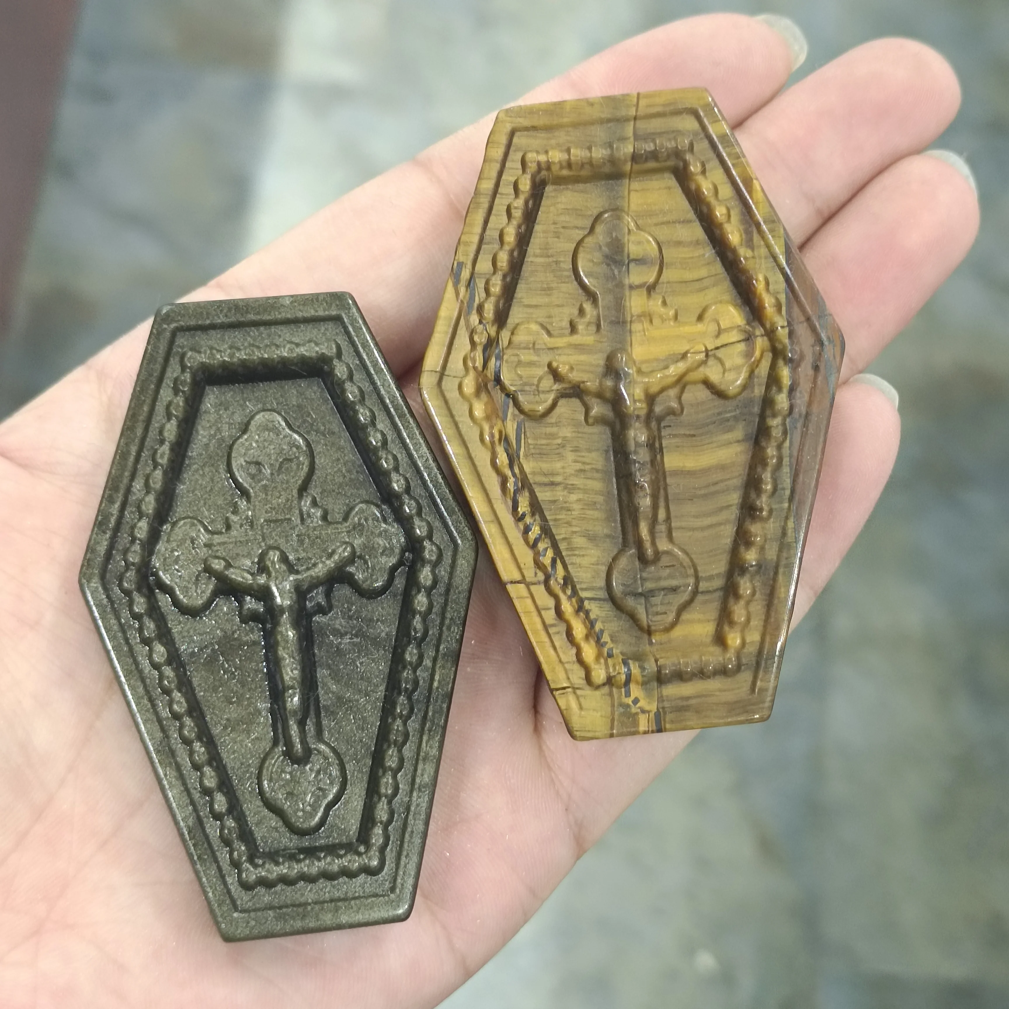 

5-7 см, 1 шт., натуральный Серебряный обсидиановый гроб, кристаллы, резьба, исцеление, рейки, Believer, пальмовое украшение, украшение, подарок