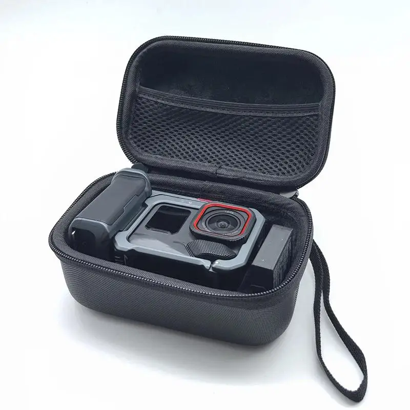 Étui de protection EVA pour caméra d'action noir/blanc posé sur une table, avec dragonne attachée
