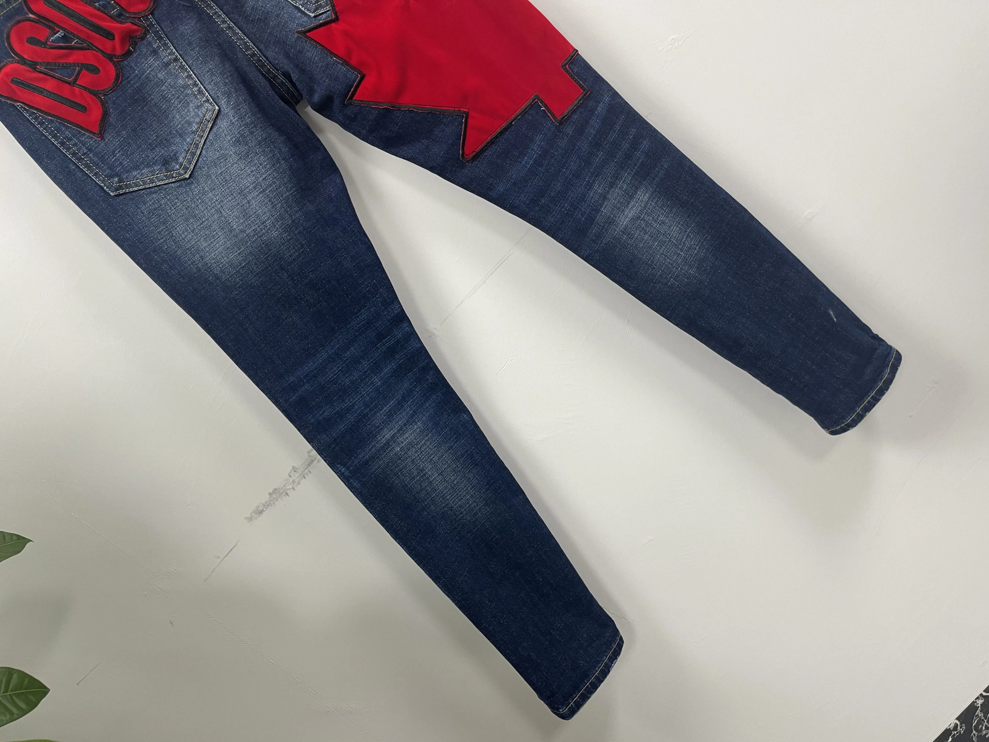 2024 Spring/Summer New Water Wash Worn Hole Patch Car Logo Style Small Foot Slim Fit Blue D2 Jeans for Men