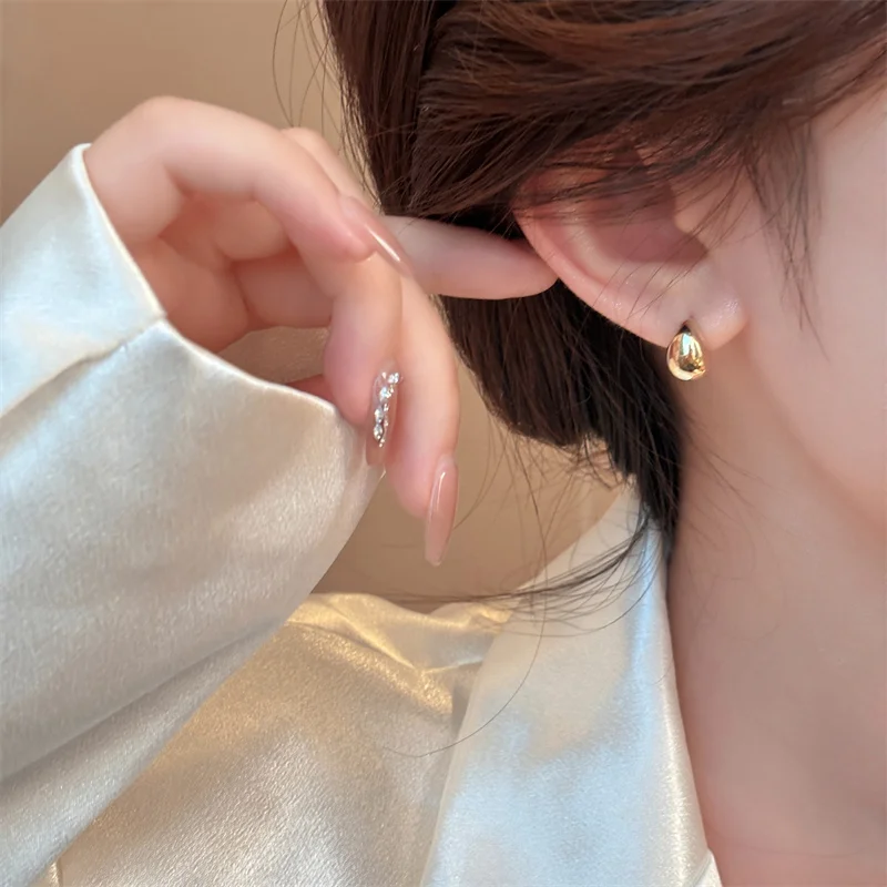 Europäische und amerikanische minimalistische wassertropfenförmige Metallohrringe 2024, Modeschmuck-Accessoires, geeignet für den täglichen Gebrauch von Frauen – Detail 9