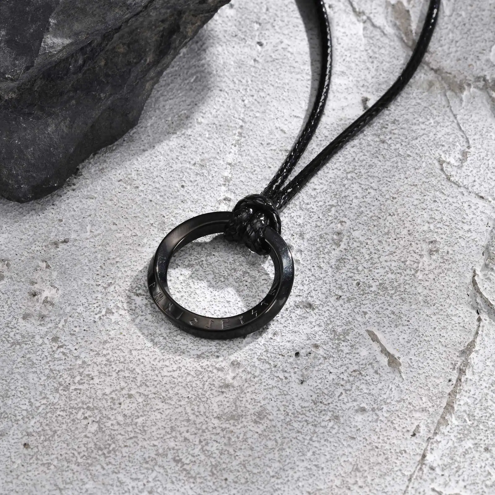 Vnox Retro Niche Viking Mobius Necklaces For Men Stainless Steel Round Pendant With 60cm Rope/Metal Chain Four Color Choose