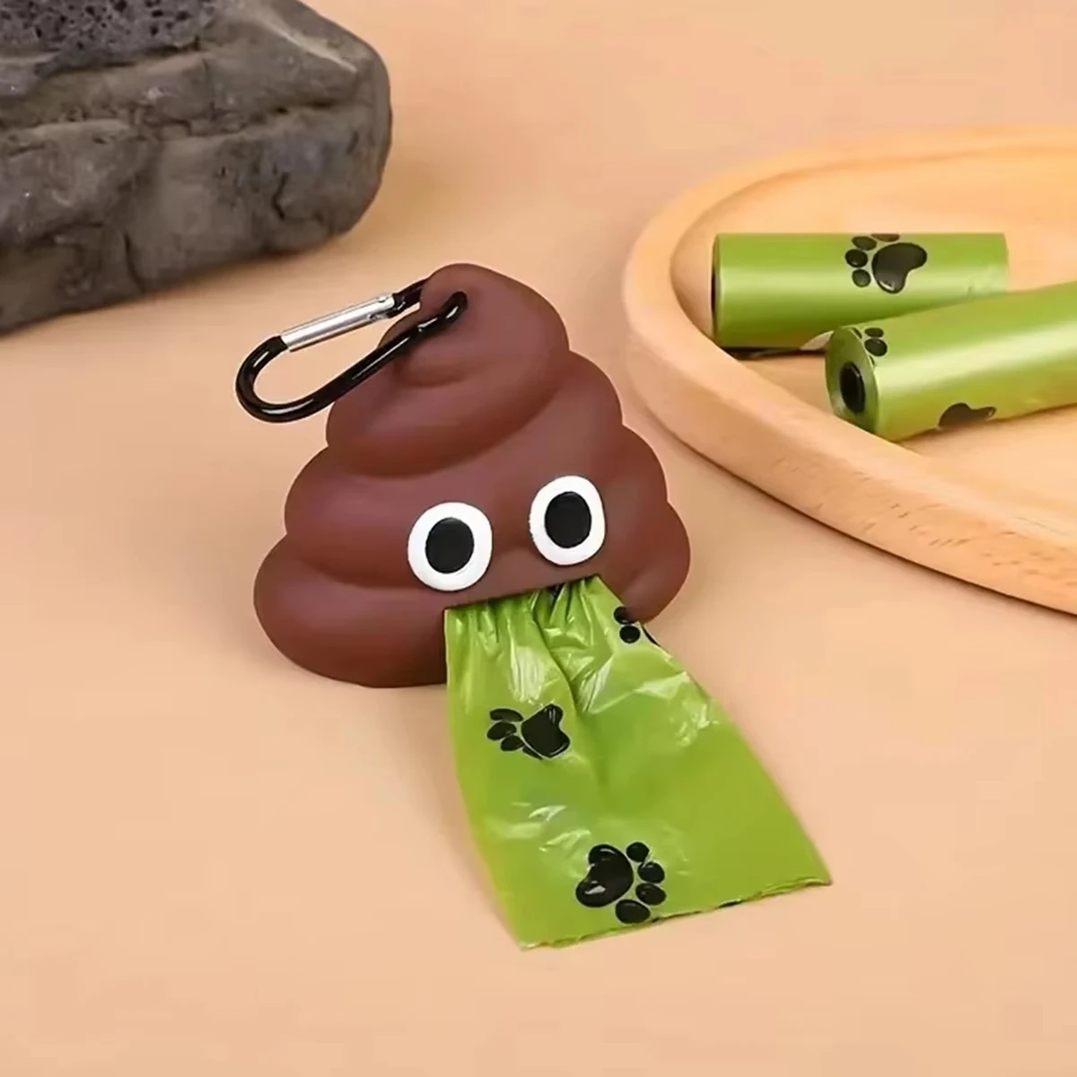 Dispenser per sacchetti igienici per animali domestici con design a forma di cacca, leggero, in silicone, con clip, per cani e gatti, per passeggiate, escursioni e pulizia domestica. - immagine 6